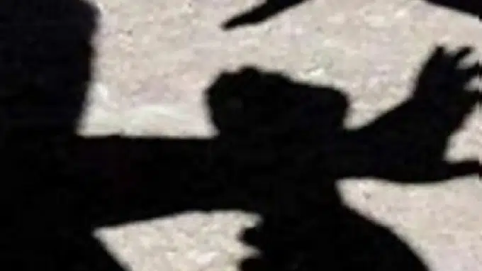 Bimbo rimproverato da un uomo al parco, la madre lo aggredisce prendendolo a pugni