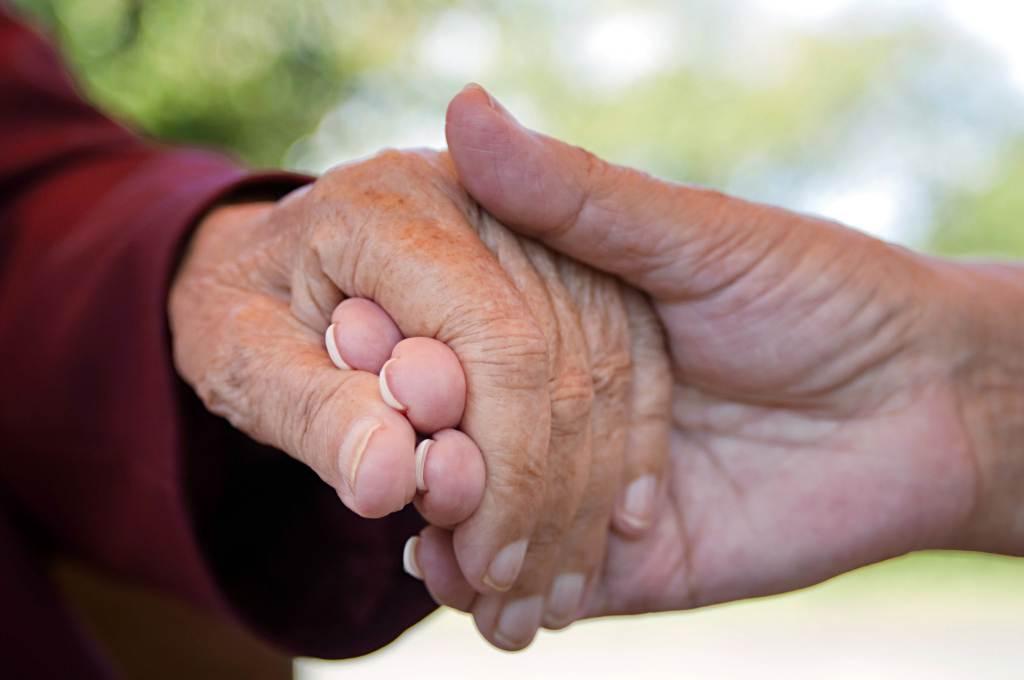 Una lunga storia d’amore, sposati da 62 anni muoiono lo stesso giorno, sono stati sempre innamorati come se fosse il primo giorno