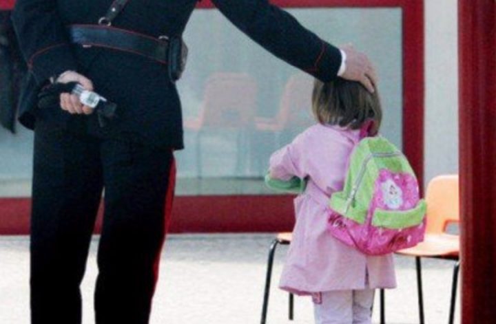 Terrore a Nocera uomo tenta di rapire bambina all’uscita della scuola fingendo di essere suo zio