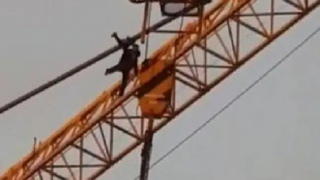 Selfie estremo, 20enne sale su una gru di 60 metri, si benda e si fa un selfie, perde l’equilibrio e precipita nel vuoto