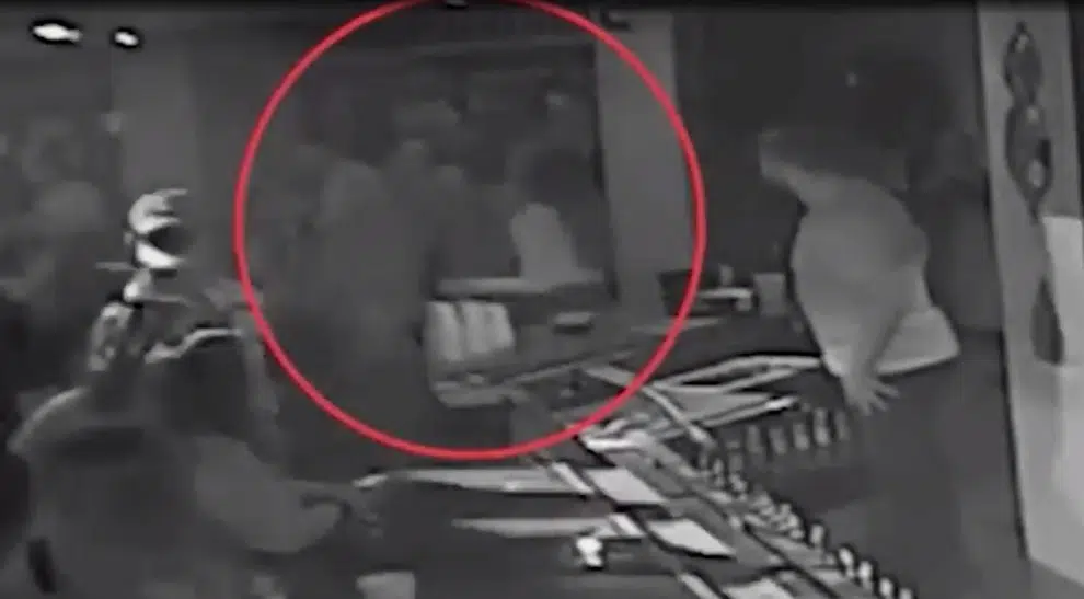Buttafuori “tasta il sedere” di una ragazza, la 22enne reagisce stringendolo per il collo e mettendolo ko