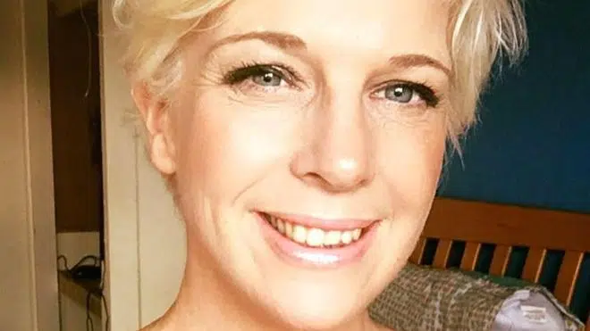 Notissima presentatrice lascia uno show a metà, torna a casa e si impicca