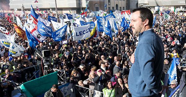 Sondaggi politici oggi, balzo in avanti della Lega, picchiata del M5S, leggero calo del Pd, sale FI