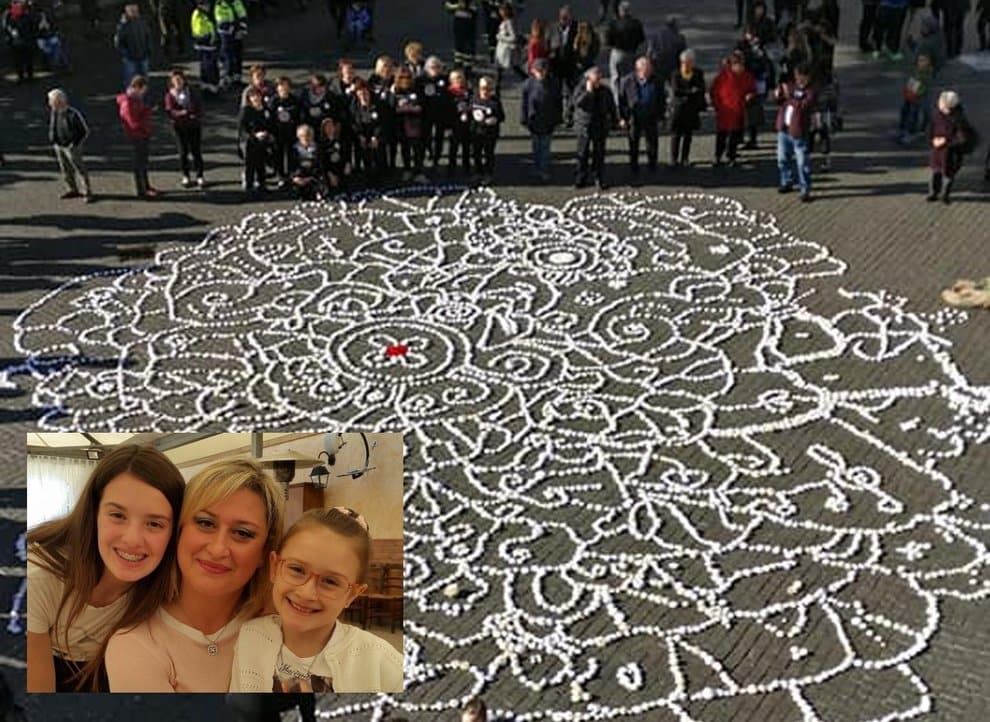 In ricordo di Alessia e Martina in piazza diecimila rose di lana, due piccole uccise dal papà