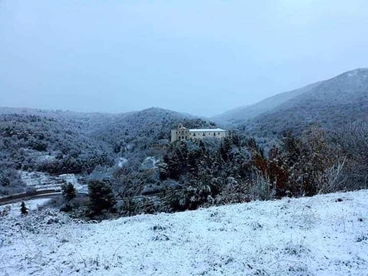 Scenario da fine del mondo in provincia di Foggia, trombe d’aria,grandinate e strade imbiancate dalla neve