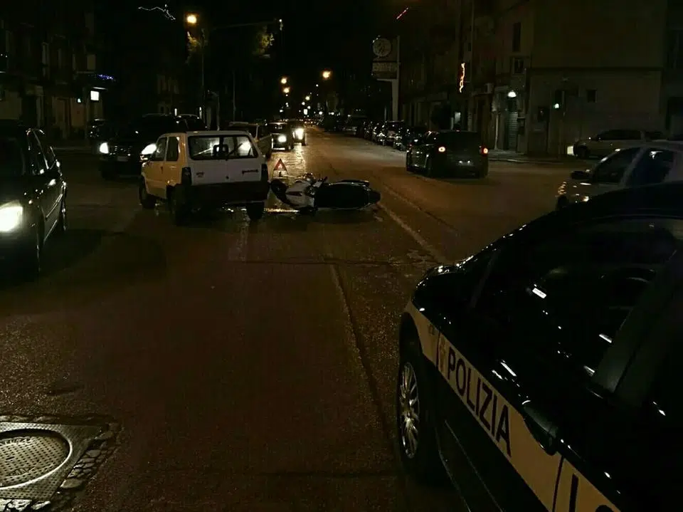 Foggia, incidente stradale in viale Ofanto, violento scontro tra auto e moto, ricoverato in codice rosso il giovane centauro