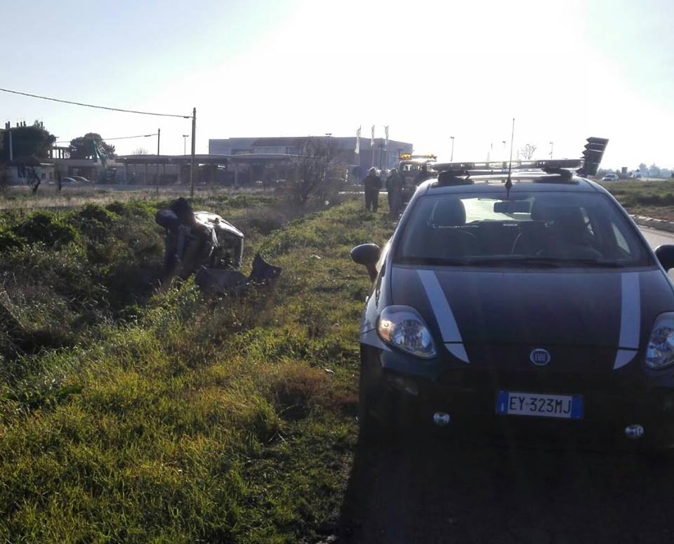 Foggia, giovane donna finisce fuori strada con la sua auto in circonvallazione, trasportata in codice rosso