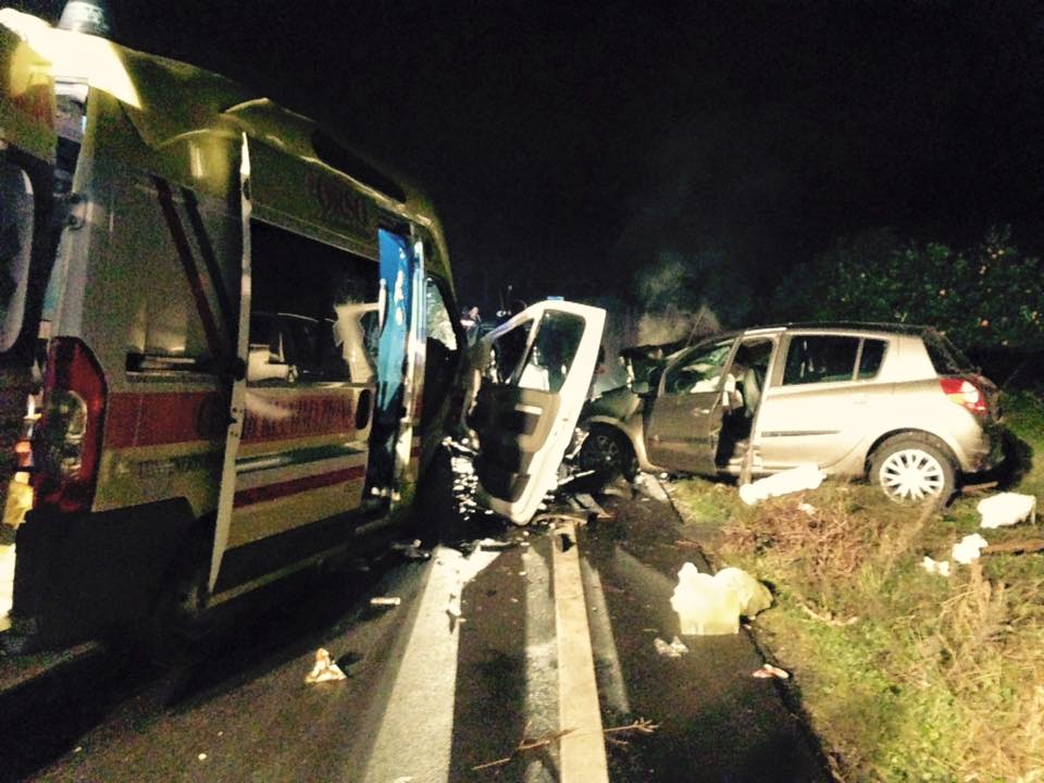 Lecce panico nella notte,  sulla circonvallazione ambulanza in soccorso si scontra contro un’auto, feriti