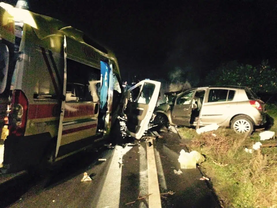 Lecce panico nella notte, sulla circonvallazione ambulanza in soccorso si scontra contro un’auto, feriti