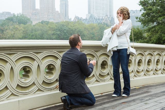 New York proposta di matrimonio rovinata, ma l’anello cade in una grata