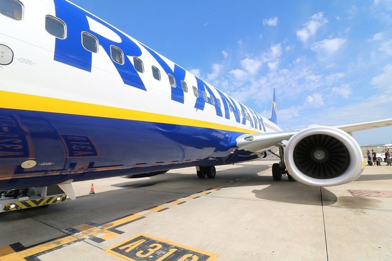 Volo Ryanair diretto a Bari costretto a atterraggio d’emergenza, attimi di panico a bordo 