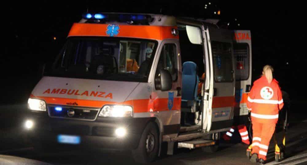 Bari, pauroso incidente su statale 96 auto finisce sotto un tir, conducente trasportato in codice rosso