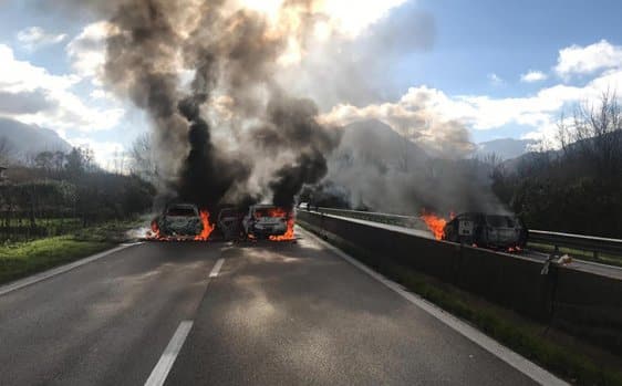 Avellino, far west in autostrada, assalto armato a portavalori, i banditi fuggono contromano, incendiando due camion e dopo un conflitto a fuoco con la polizia  