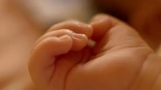 Donna ha un bambino dall’amante, quando nasce il piccolo con in capelli rossi lei glieli tinge subito