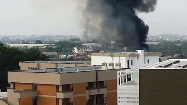 Bari incendio all’ex Casa di cura “La Madonnina” colonna di fumo visibile da tutta la città