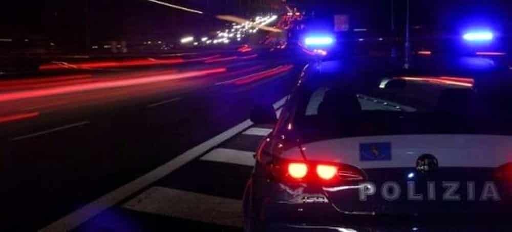 Bari Statale 100, spericolato inseguimento tra auto di polizia e Audi R53, l’Audi esce fuoristrada e prende fuoco