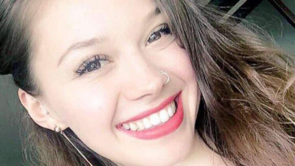 Accoltellata alle spalle muore studentessa 21enne,  era andata via di casa per “dimenticare” il suicidio del fratello