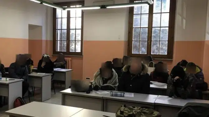 Bari, ritorno a scuola all’addiaccio per numerosi studenti, in classe con giubbotti e sciarpe