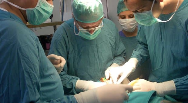 Medico confonde le cartelle di due pazienti e rimuove un rene al paziente sbagliato, i due avevano lo stesso cognome