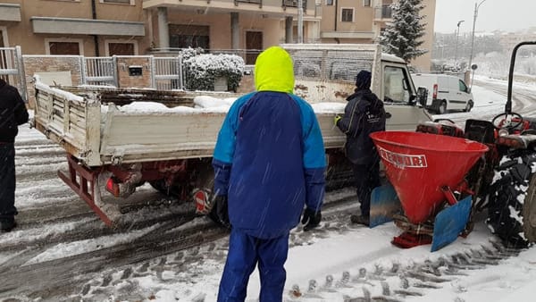 Cassano – Altamura caduti più di 15 centimetri di neve, autisti bloccati, a Bari pronti più 30 tonnellate di sale