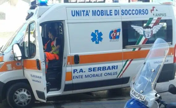 Bari Piazza Aldo Moro, fa scendere dall’auto la moglie e l’investe, poi scappa via