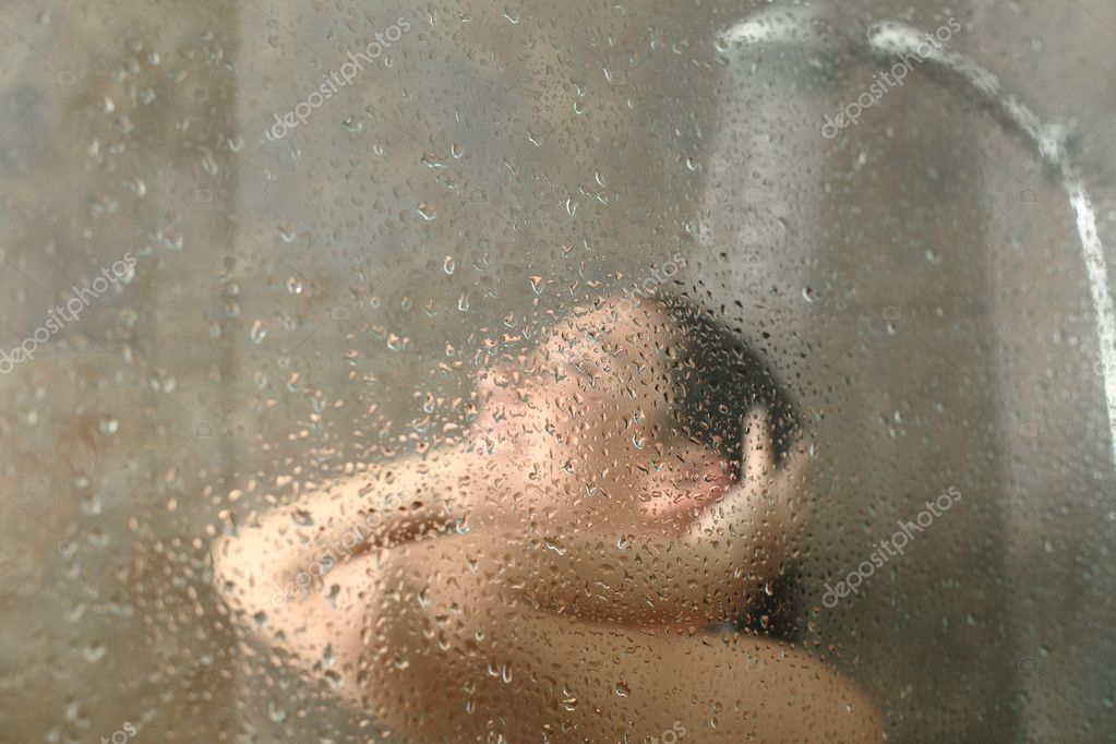 Sentenza di Cassazione choc : “Eʼ lecito filmare vicina se fa doccia senza tende”