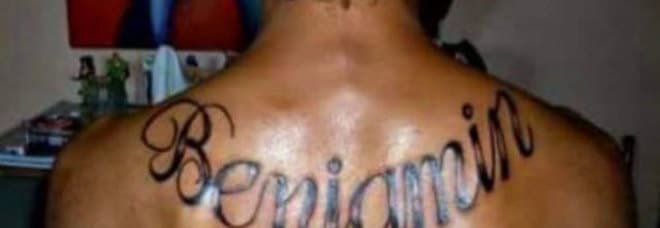 22enne si fa tatuare il nome del figlio appena nato sulla schiena, subito dopo scopre che non è suo