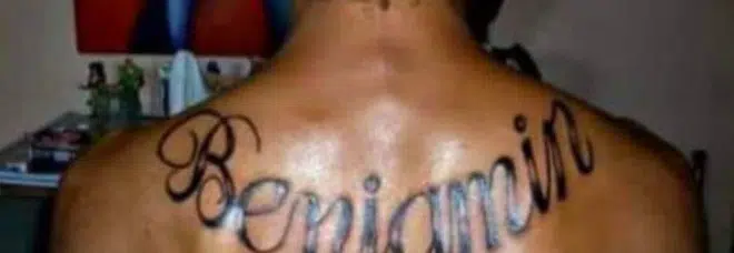 22enne si fa tatuare il nome del figlio appena nato sulla schiena, subito dopo scopre che non è suo