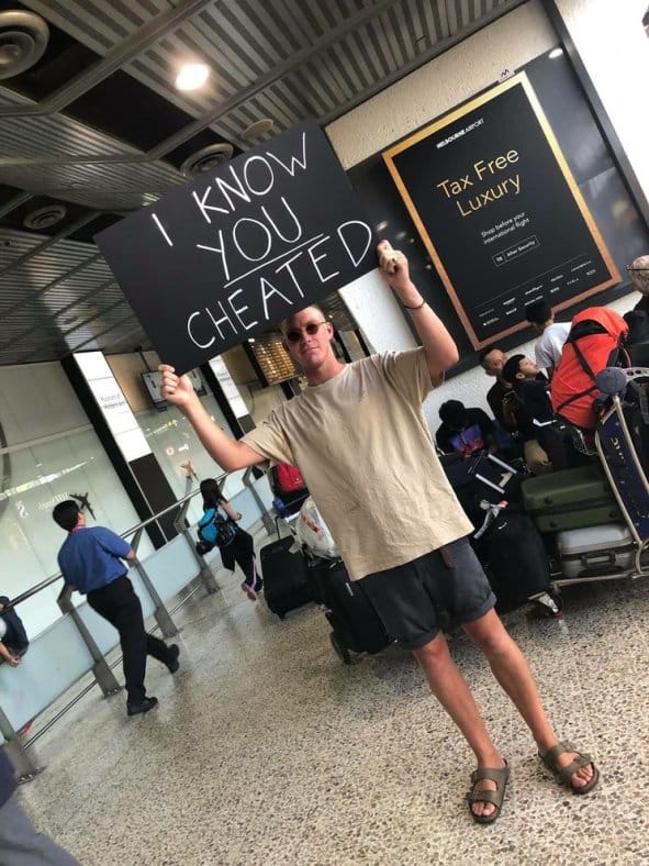 All’aeroporto con un cartello enorme con su scritto so che mi hai tradito, così si vendica della sua fidanzata