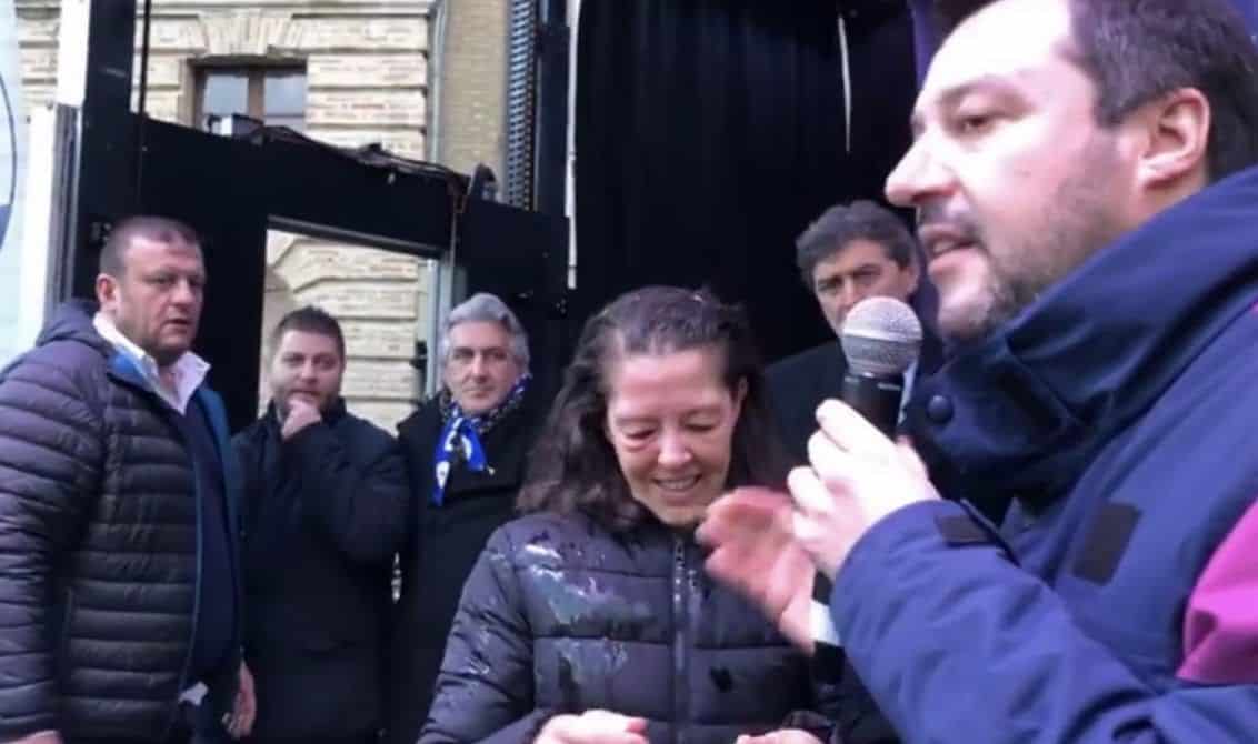 Abruzzo, fitto lancio di uova contro Salvini , colpita una donna, il leader della Lega risponde a tono i barconi se ne vanno pure e hanno tanto spazio disponibile