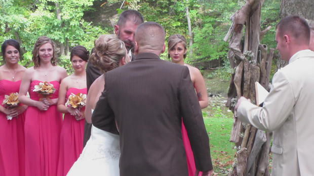 La sposa non sa scegliere, per il suo matrimonio porta due papà sull’altare
