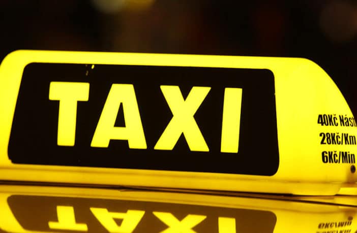 Tassista fa scendere con forza dal taxi un bambino di 6 anni e lo decapita con un vetro