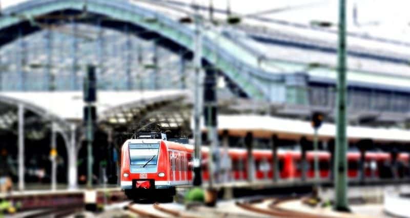 Treno viaggia senza bagni, il capotreno all’altoparlante ordina di fare la pipì in una bottiglia