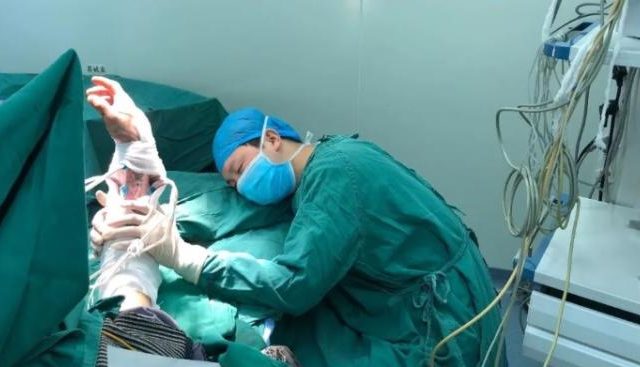 Dopo 20 ore in sala operatoria e 6 interventi, chirurgo si addormenta tenendo il braccio del paziente