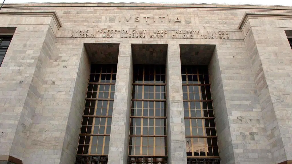 Decide di perdonare la moglie per il tradimento con tre uomini ma chiede il risarcimento di 250 mila euro agli ex amanti