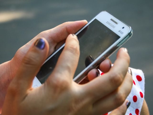 Condannata a 3 mesi di galera per aver spiato il cellulare del marito