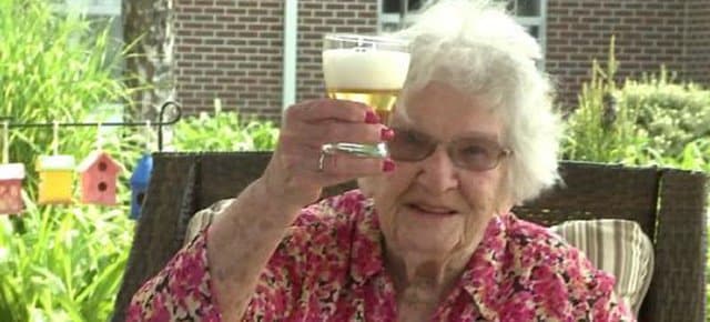 Compie 101 anni  e svela il suo elisir di lunga vita, bere tanto alcol