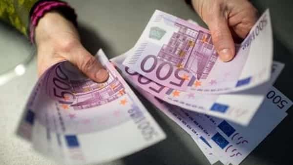Wc di una banca intasati da centinaia di monete da 500 euro