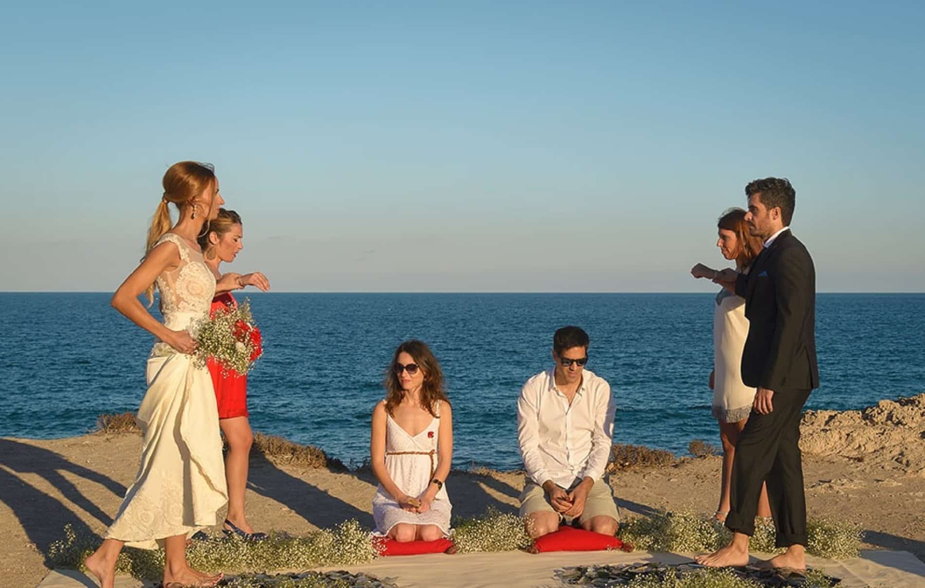 Matrimoni ultima trovata, gli sposi devono camminare sui vetri rotti
