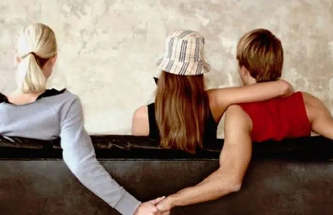 Rissa in famiglia, decide di presentare il suo fidanzato ai genitori, ma da anni è l’amante della mamma