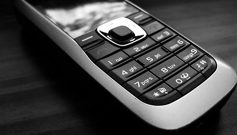Extracomunitario ruba un cellulare da un ragazzo, si accorge che è modello vecchio, torna indietro e lo massacra di botte