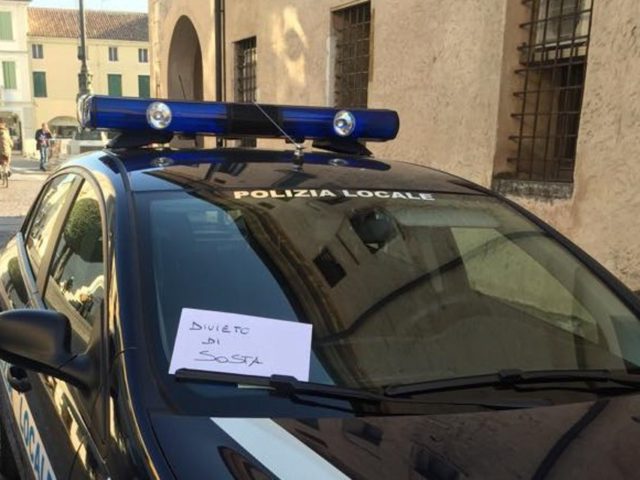 Auto dei vigili parcheggiata in divieto di sosta, cittadino eleva una multa