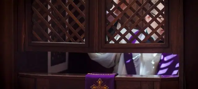Ubriaco entra in chiesa e si finge prete, si introduce nel confessionale e in cambio dell’assoluzione chiede denaro