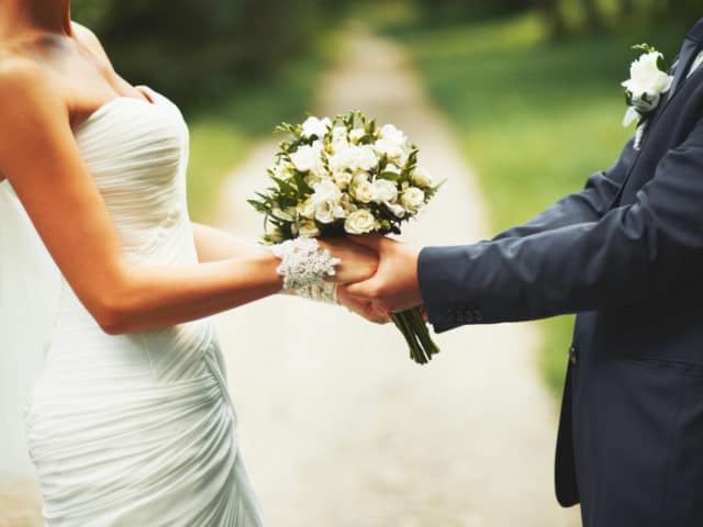 Sposo per fare bella figura paga 200 comparse per fare da invitati al matrimonio