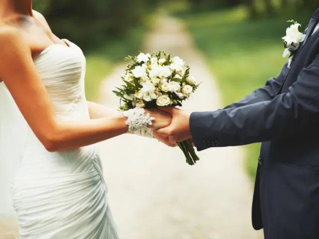 Organizza il suo matrimonio nei minimi dettagli, ma sull’altare riceve un biglietto dalla sua futura sposa con cui lei gli dice di amare un altro