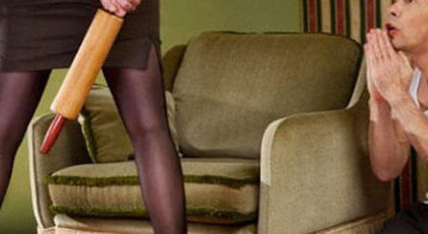 Il marito non lava bene i piatti e non stende i panni, lei lo rinchiude in una soffitta negandogli la cena