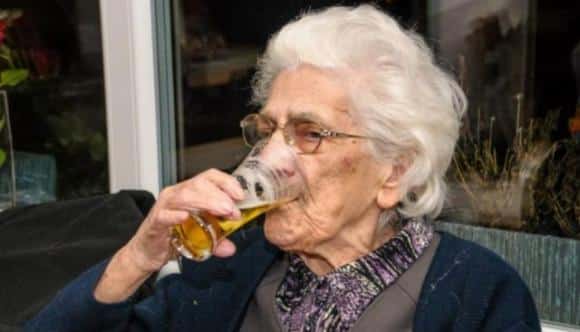Donna compie 97 anni e svela il segreto della sua longevità, beve 96 birre al giorno
