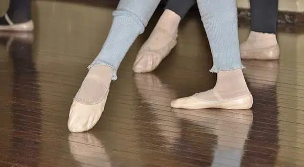 Uomo nudo entra in una scuola di danza e inizia a ballare con una giovane ballerina, poi scompare