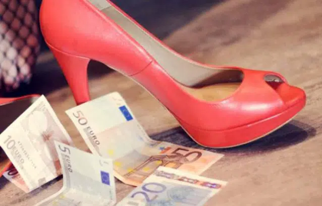 51enne va in giro per cercare una escort e trova la moglie, scoppia una rissa