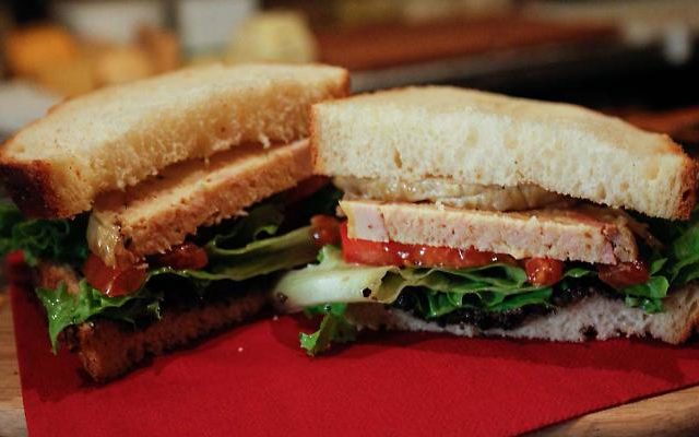 Lui le va a comprare un panino, lei gli prende l’auto e  va a rubargli in casa